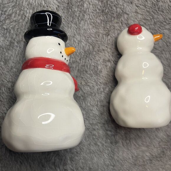 Hallmark Snowman Salt& Pepper Shaker with Jingle Bell 3 Piece Glitter Base Set - Picture 8 of 9